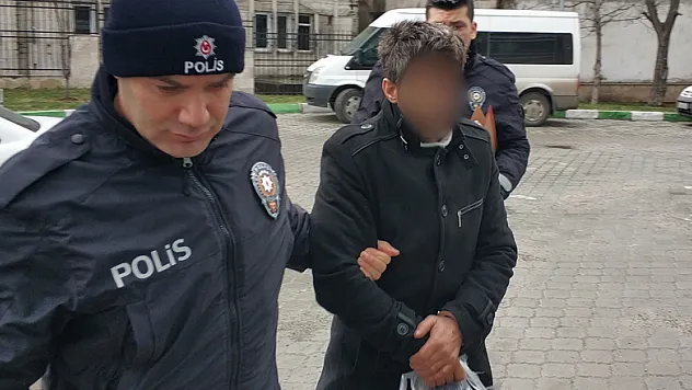 Park halindeki aracın lastiklerini kesip camını kırdı