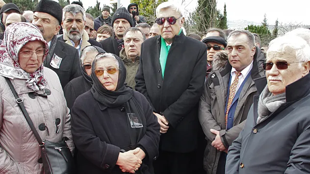 Ozan Arif mezarı başında anıldı