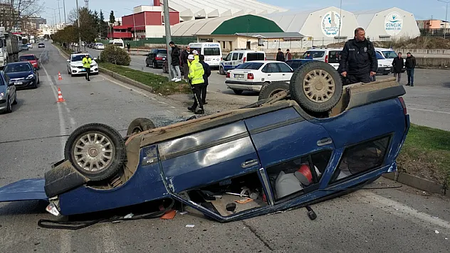 Sürücü parçalanan araçtan sağ kurtuldu