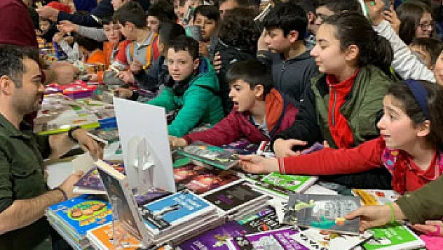 Genç Yazar Faruk Yıldız'a imza gününde büyük ilgi