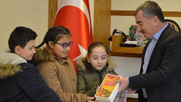 Başkan Özdemir'e kitap hediye ettiler