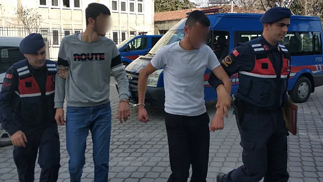 Kavgada bekçiyi bıçaklayan kardeşler adliyeye sevk edildi
