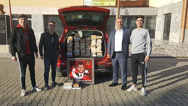 Kitap bağışlayarak meslektaşlarına meydan okudu