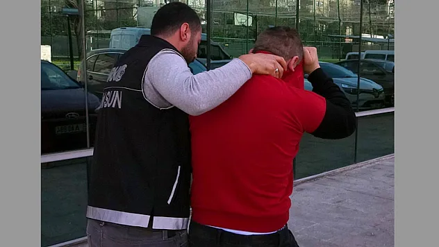 Samsun'da polisten kaçarken yanan araçtaki uyuşturucuyla ilgili gözaltına alınan sürücü tutuklandı