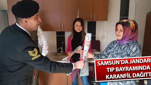 Samsun'da jandarma Tıp bayramında karanfil dağıttı