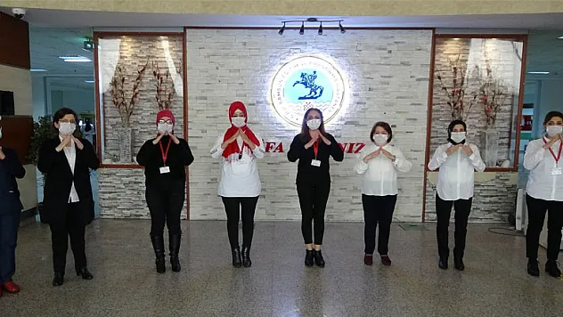 Hastane personelinden işaret diliyle 'evde kal' çağrısı