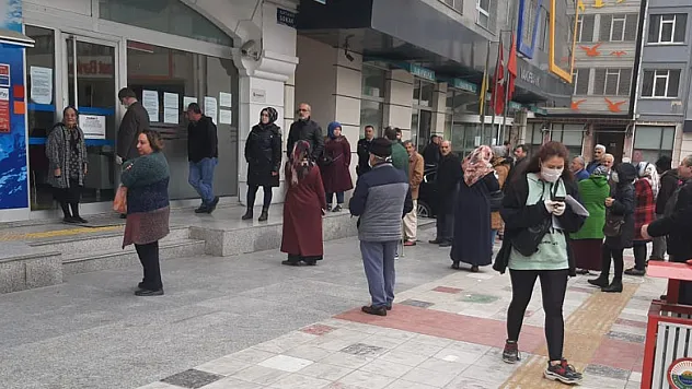 Samsun'da banka önlerinde kuyruk oluştu