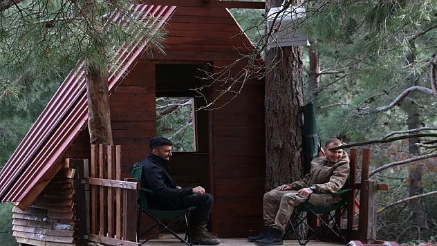 Korona virüsünden ağaç tepesine yaptıkları evde korunuyorlar