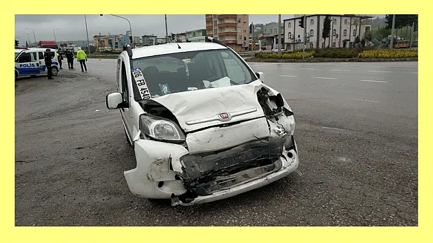 Samsun'da kamyonet otomobile arkadan çarptı: 2 yaralı