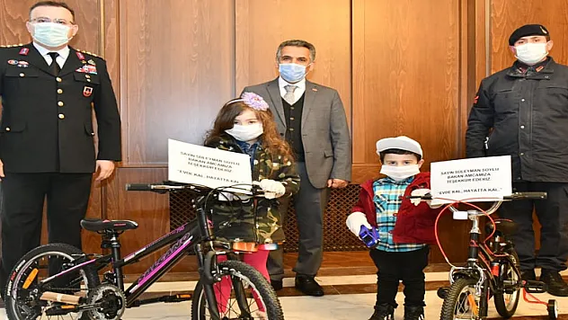 Bakan Soylu'dan 'evde kalın' çağrısı yapan kardeşlere bisiklet hediyesi