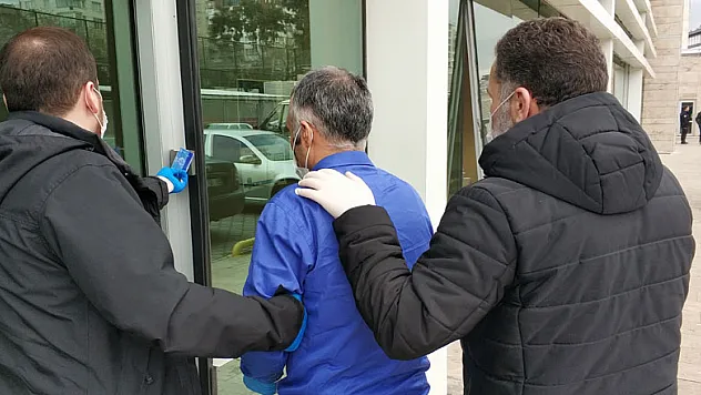 Babasını bıçakla ağır yaralayan genç hastaneye yatırıldı