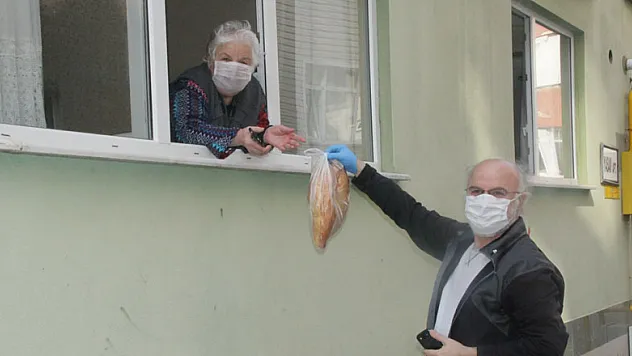 Annesi için 150 kilometre geliyor ama sarılamadan dönüyor