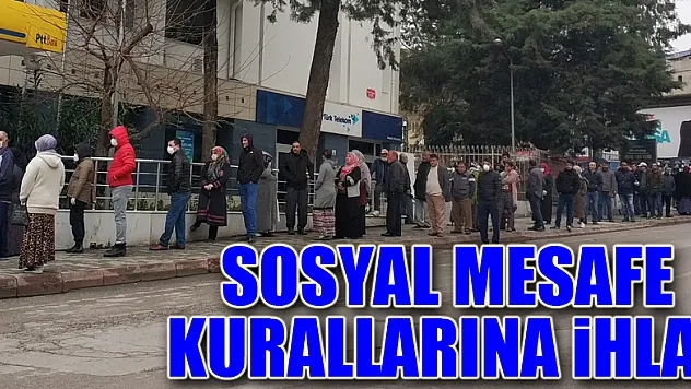 PTT önünde yine sosyal mesafe kurallarını ihlal