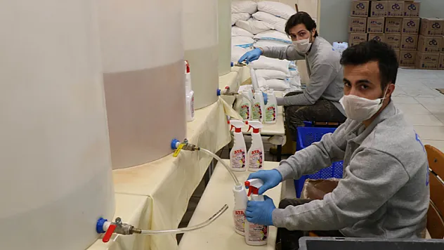Fabrika gibi okul Türkiye'ye dezenfektan üretiyor