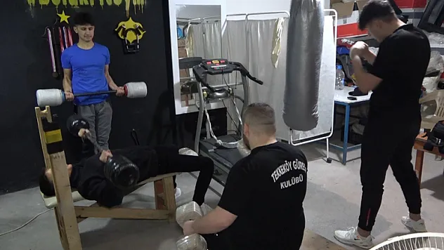 Spor aletleri pahalı gelince kendi spor salonlarını yaptılar