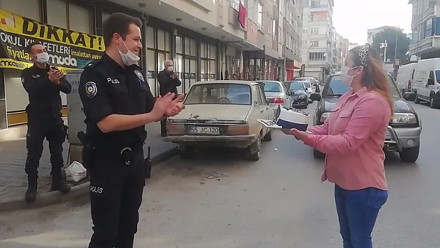 Polisler bıçaklı kavgaya gittiler, pastayla karşılandılar