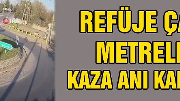 Refüje çarpan araç metrelerce uçtu, kaza anı kameraya yansıdı