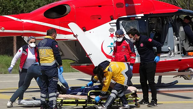 Mide kanaması geçiren yaşlı adam ambulans helikopterle hastaneye yetiştirildi