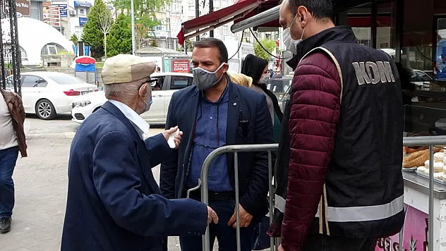 85 yaşındaki vatandaş bankaya giderken polise yakalandı