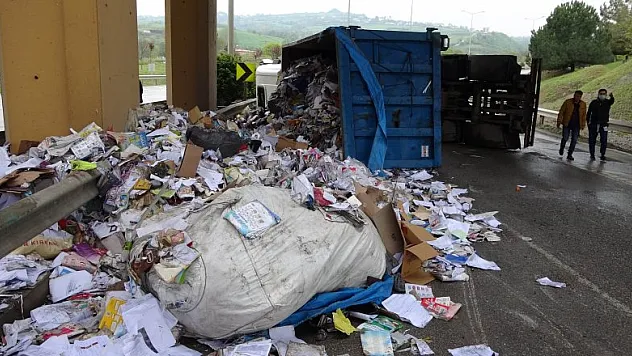 Kağıt yüklü kamyon devrildi: 1 yaralı