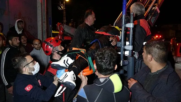 Korkuluklara tekme atan genç dereye düşerek hastanelik oldu 