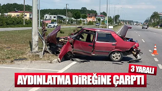 Otomobil aydınlatma direğine çarptı: 3 yaralı