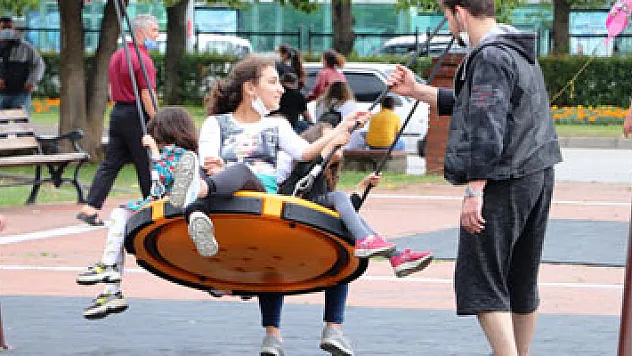 Parklar çocuklarla şenlendi