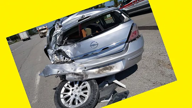 Samsun'da kamyon otomobile çarptı