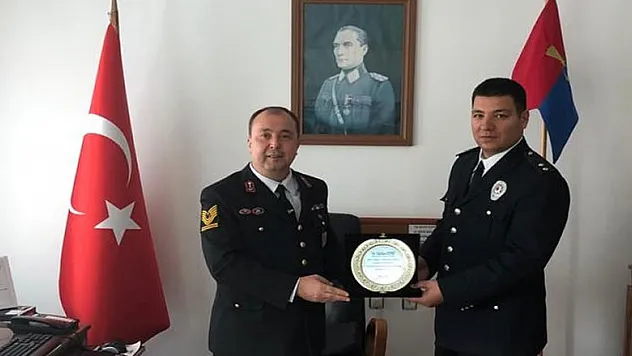 Tayini çıkan komutana plaket