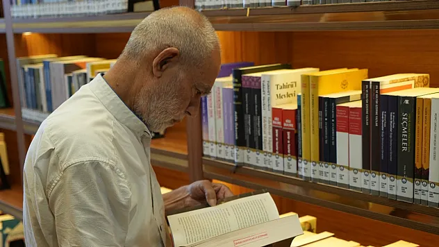 76 yaşındaki adamın kitap aşkı