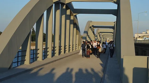 Bu köprüden geçmeyen gelin, düğün salonuna gitmiyor   