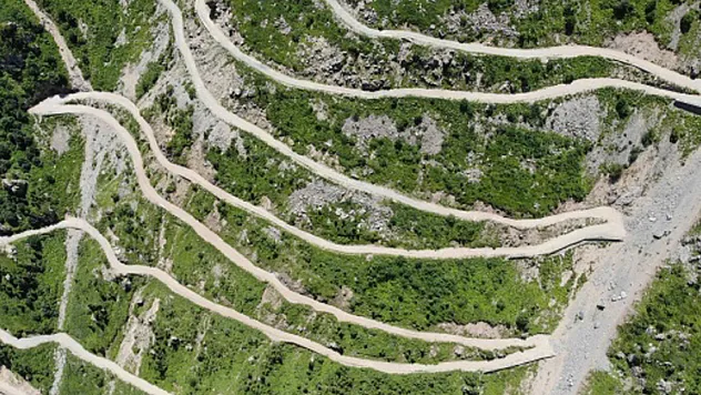 Dünyanın en tehlikeli yolları arasında gösterilen Derebaşı Virajları'nın yolu ulaşıma açılmayı bekliyor