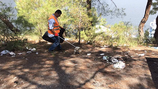 Sorumsuz piknikçilerin kirlettiği kanyonu belediye temizledi