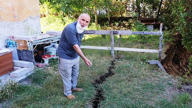 Temel kazısında toprak kaydı, apartman sakinleri tedirgin