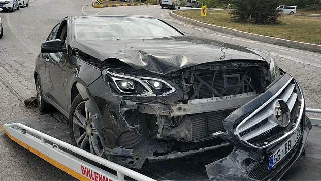 Kavşakta iki otomobil çarpıştı: 1 yaralı