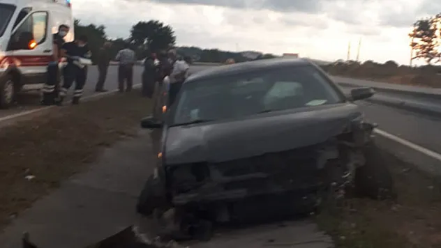 Otomobil bariyere çarptı, sürücü yaralandı