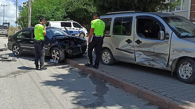 Hafif ticari araçla otomobil çarpıştı: 1 yaralı