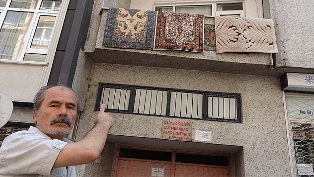 Balkondan düşen çocuğu yoldan geçen genç tutarak ölümden kurtardı