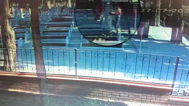 Çocuklar şehitlikteki bayrakları çaldı 