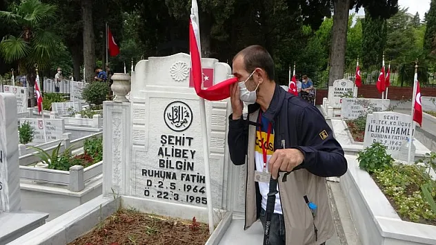 Görme engelli vatandaş 20 senedir şehitlikte Kur'an okuyor 