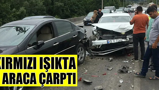 Otomobil kırmızı ışıkta 2 araca çarptı: 3 yaralı