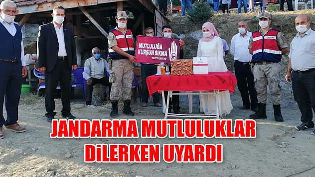 Jandarma mikrofonu eline aldı, mutluluklar dilerken uyardı