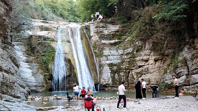 Dağların arasındaki saklı cennet ziyaretçi akınına uğruyor