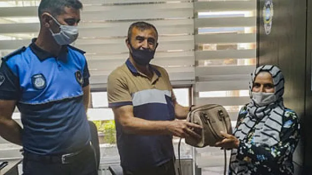 Sabah yürüyüşünde bulduğu içi altın ve para dolu çantayı sahibine teslim etti