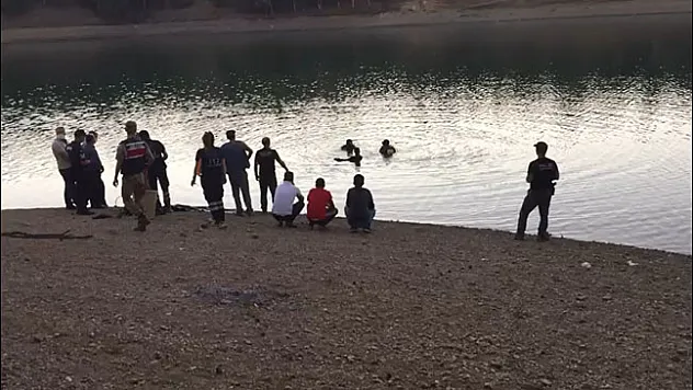 Serinlemek için girdiği gölette boğuldu