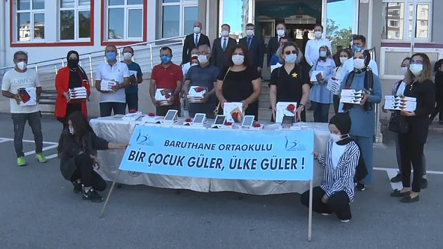 Samsun'da 'Sınıf Tam Öğretmenim' kampanyasında 2 bin 500 öğrenciye tablet ulaştırıldı