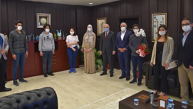 Uluslararası öğrencilerden Rektör Ünal'a teşekkür