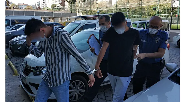 Girdikleri marketten alarm çalınca kaçan hırsızlar yakalandı