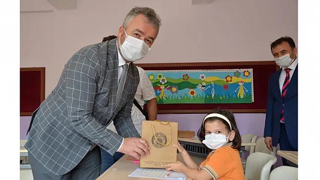 Başkan Topaloğlu'ndan öğrencilere 'okula hoş geldin' hediyesi