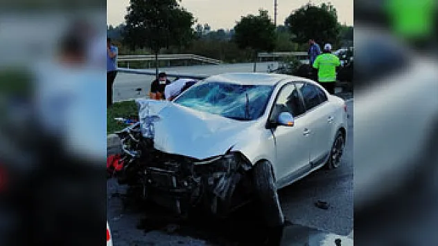 Otomobil direğe çarptı: 3 yaralı